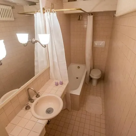 Private room in a gothic Palazzo Donà in the center of Venice