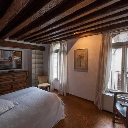 Private room in a gothic Palazzo Donà in the center of Venice Alloggio in famiglia Venezia