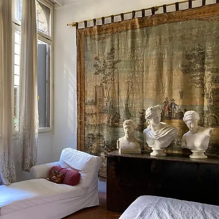 Alloggio in famiglia Private room in a gothic Palazzo Donà in the center of Venice Venezia