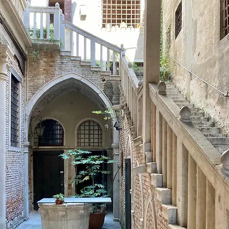 Private room in a gothic Palazzo Donà in the center of Venice * Venezia