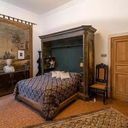 Private room in a gothic Palazzo Donà in the center of Venice *