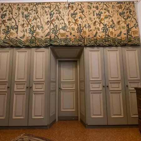 Private room in a gothic Palazzo Donà in the center of Venice *